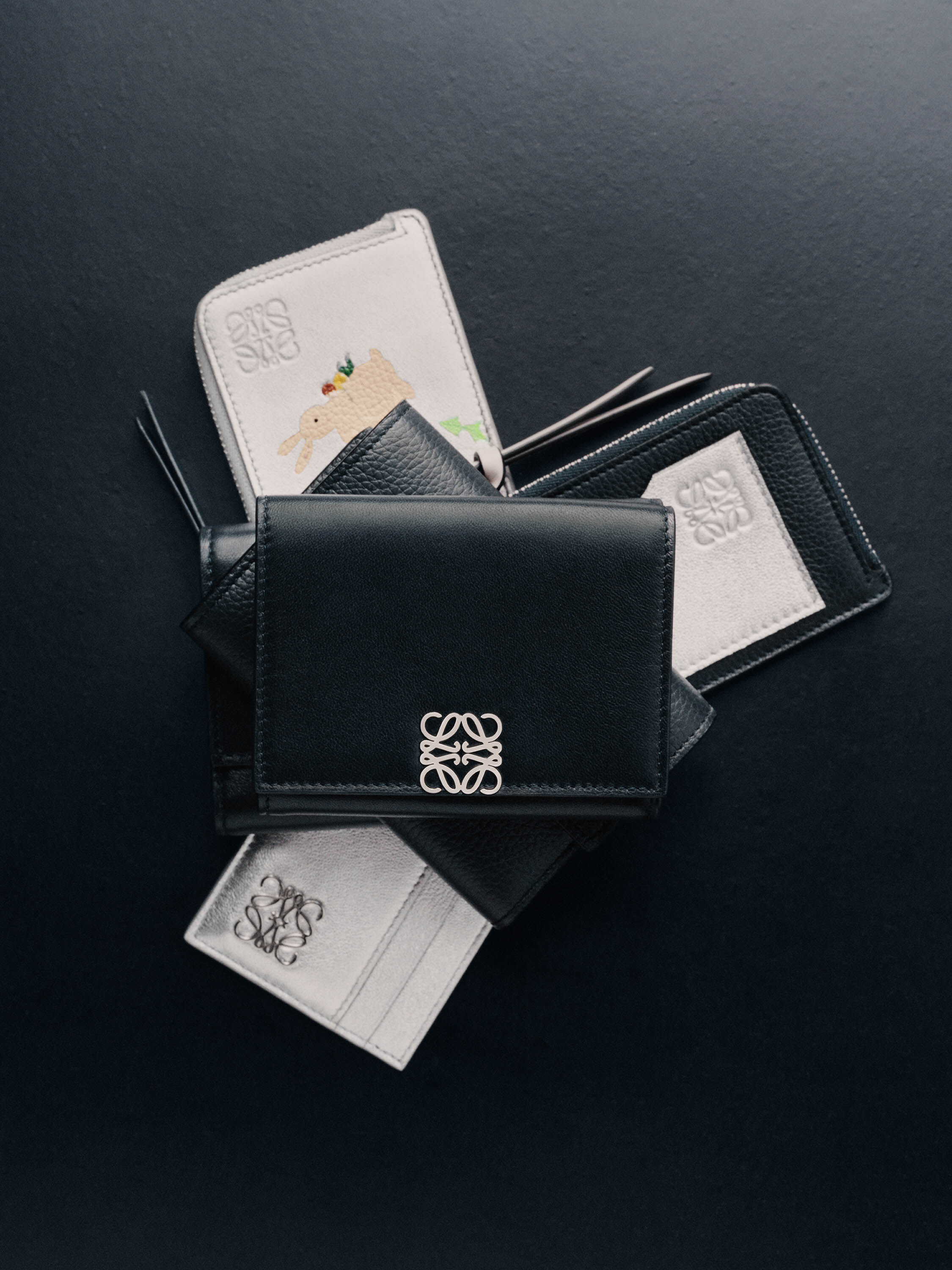 驚きの価格が実現！ LOEWE 善 ロエベ 財布 三つ折り財布ブラック 小物
